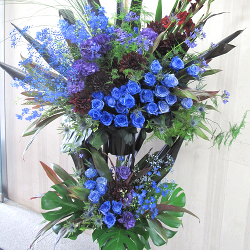 シックで豪華なブルースタンド花 2段 東京目黒の花屋 Jepung ジュプン